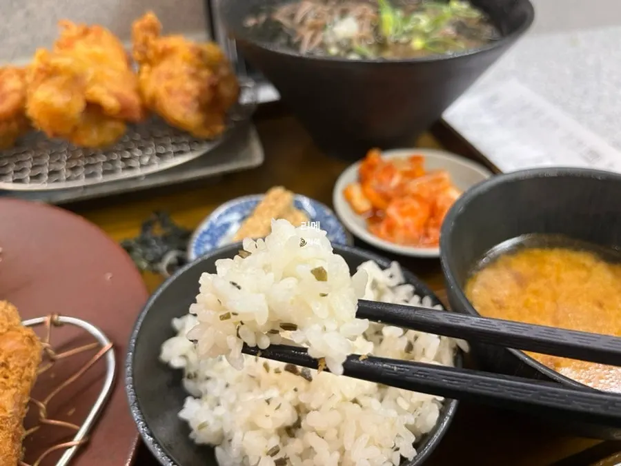 세트에 함께 나온 다시마밥과 장국