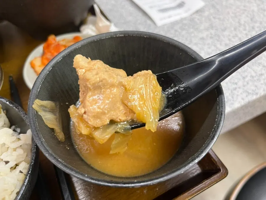 큼직한 돼지고기가 들어간 장국