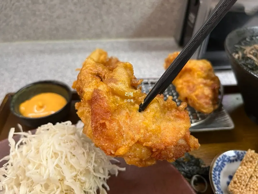 크기가 큰 수제 치킨가라아게 한 조각
