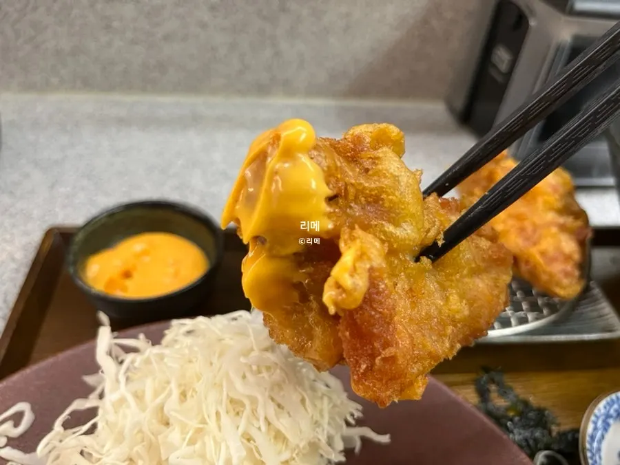 가라아게를 전용 소스에 찍는 모습