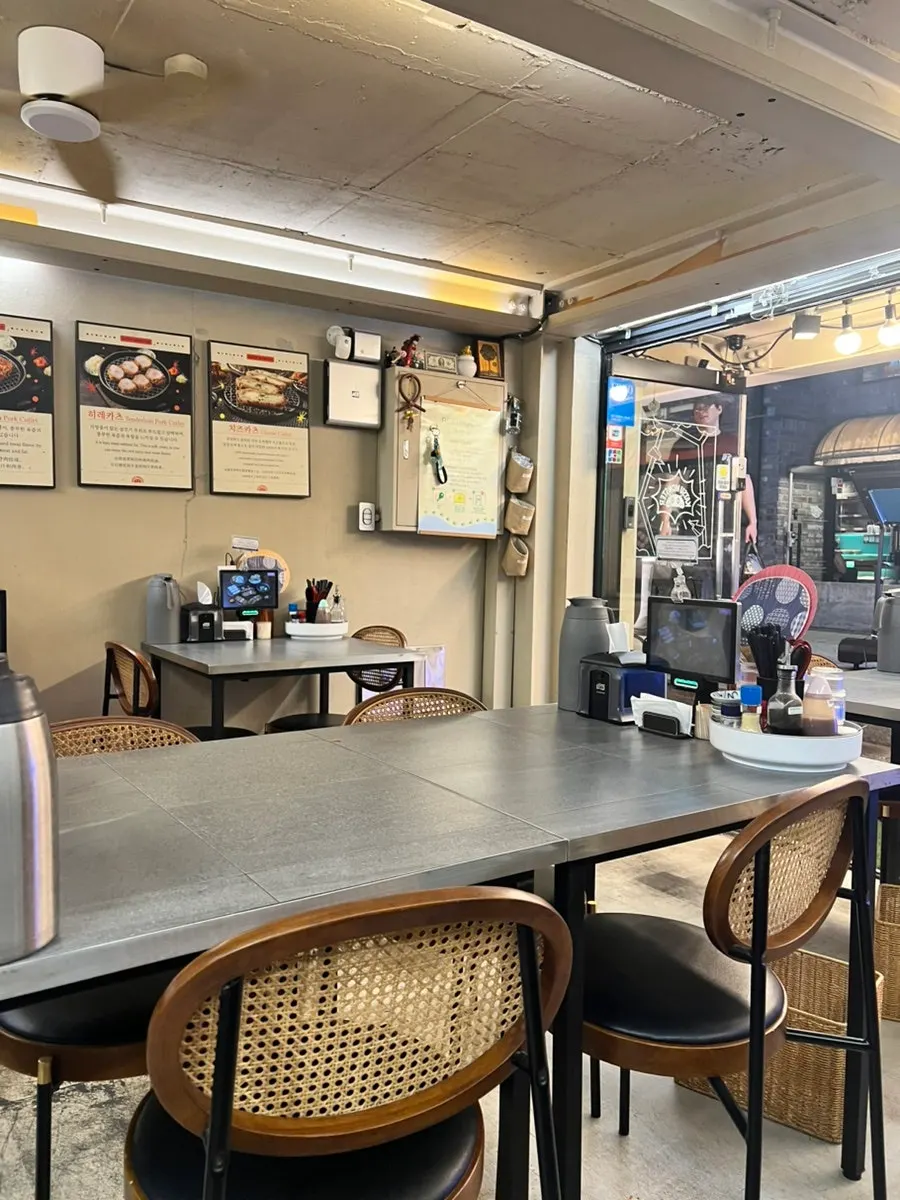 Table seating with generous spacing