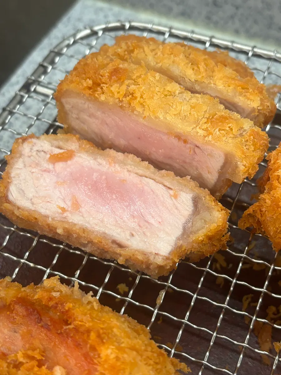 세 종류 돈카츠가 담긴 트리플카츠 한 상