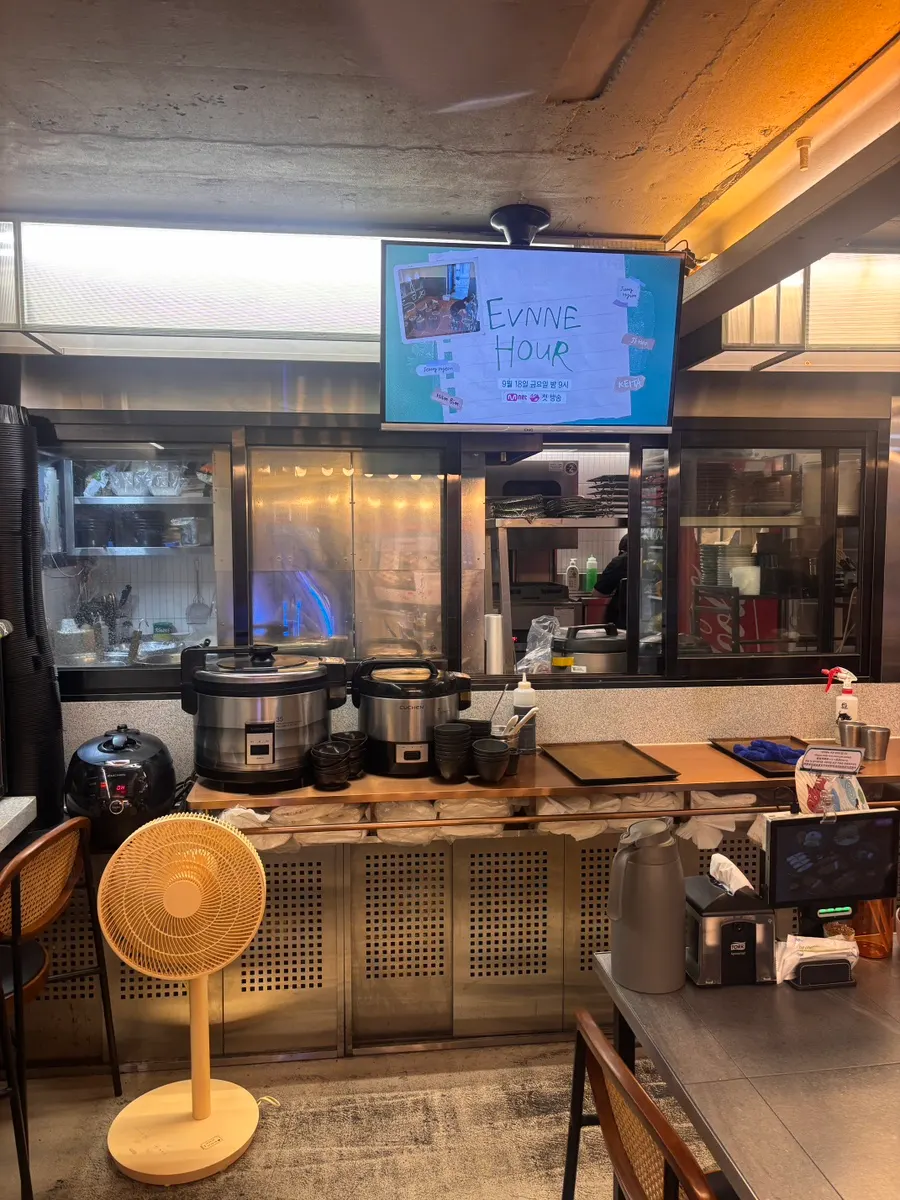 바 자리에서 바라본 카츠몬스터 연남본점 풍경