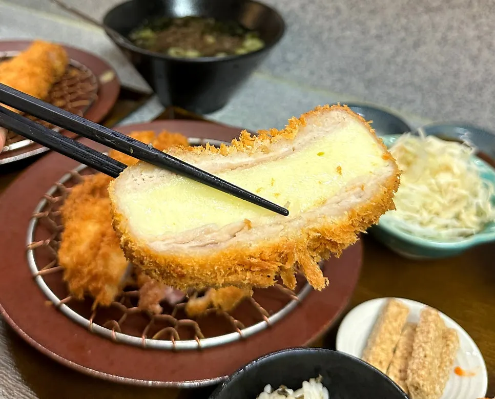 두툼한 돈카츠 한 조각 사진