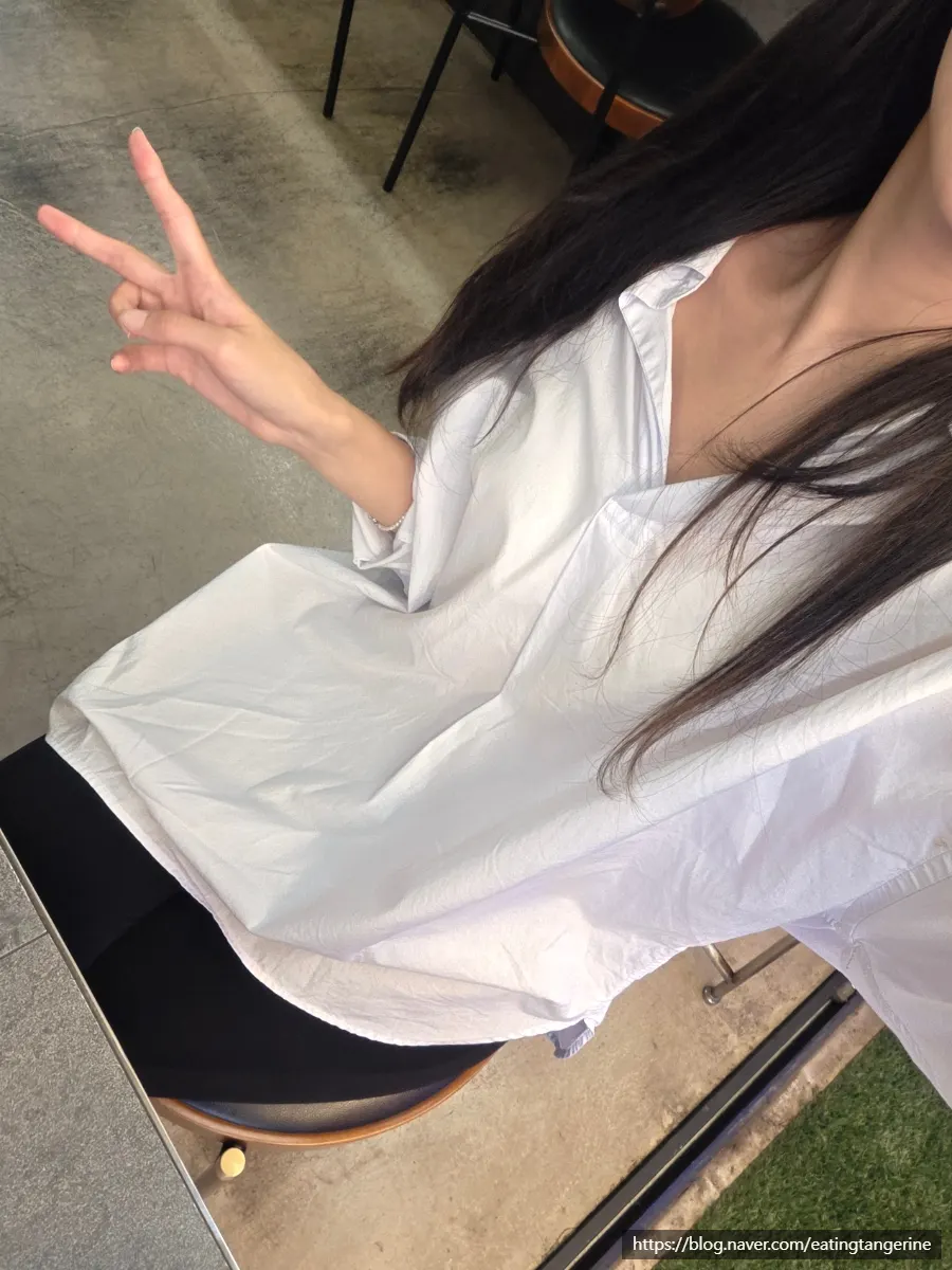 테이블마다 놓인 부채 두 개