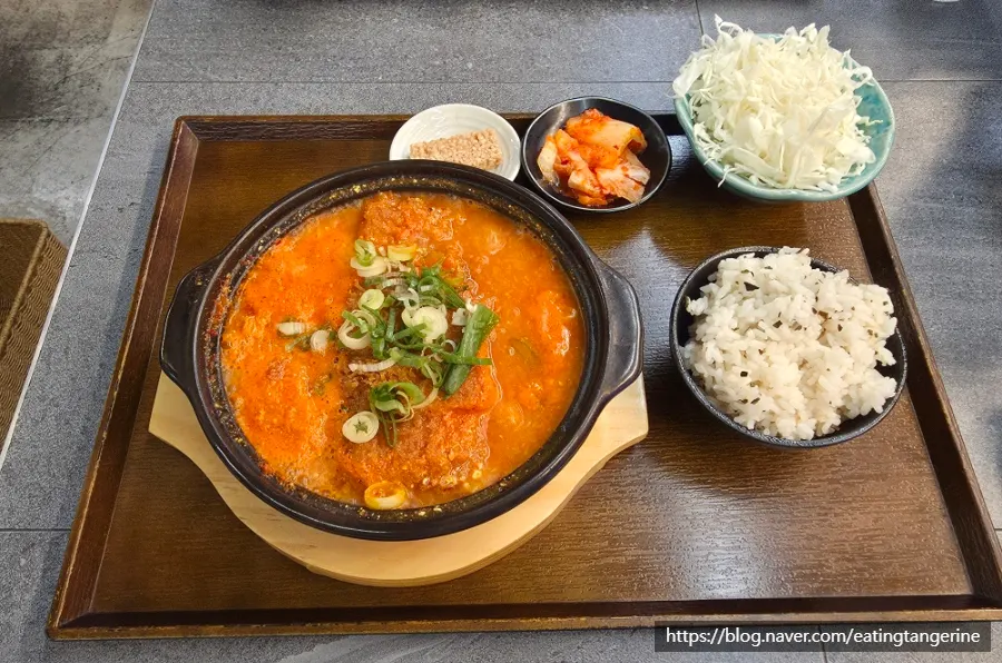 김치카츠나베와 밥 샐러드 한 상