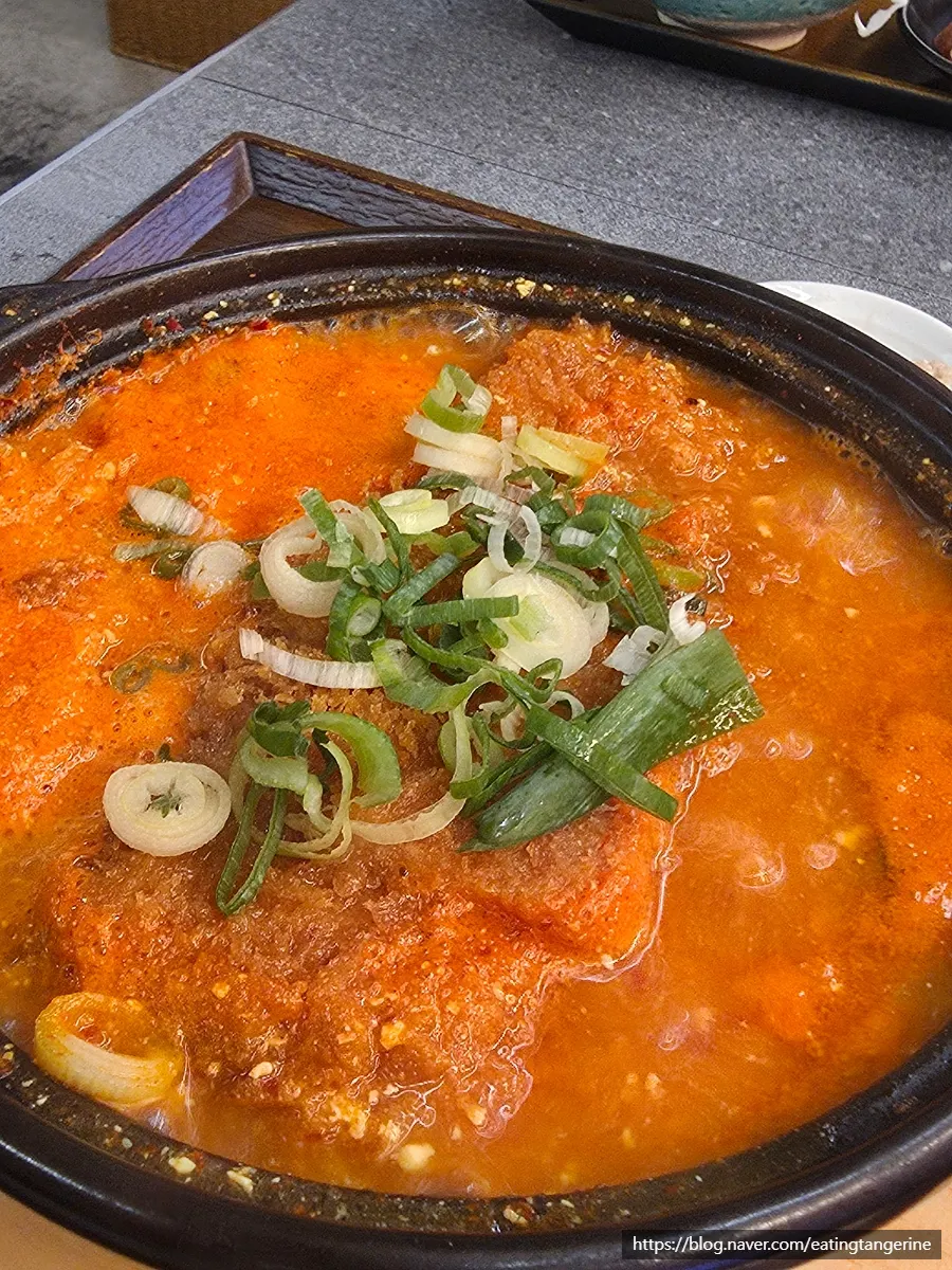 보글보글 끓여 나온 김치카츠나베