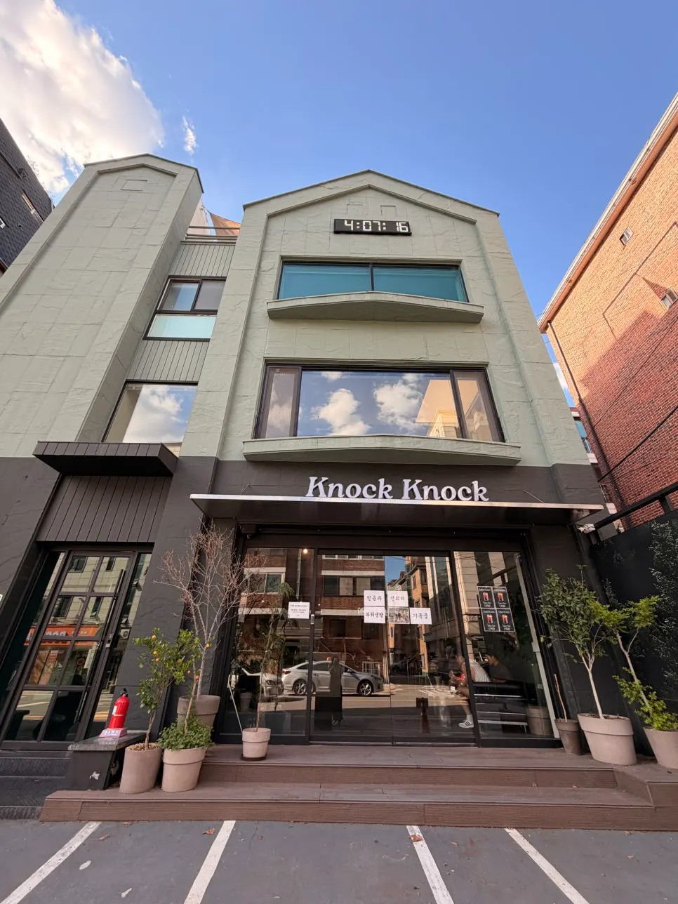 Noknok exterior in a green building