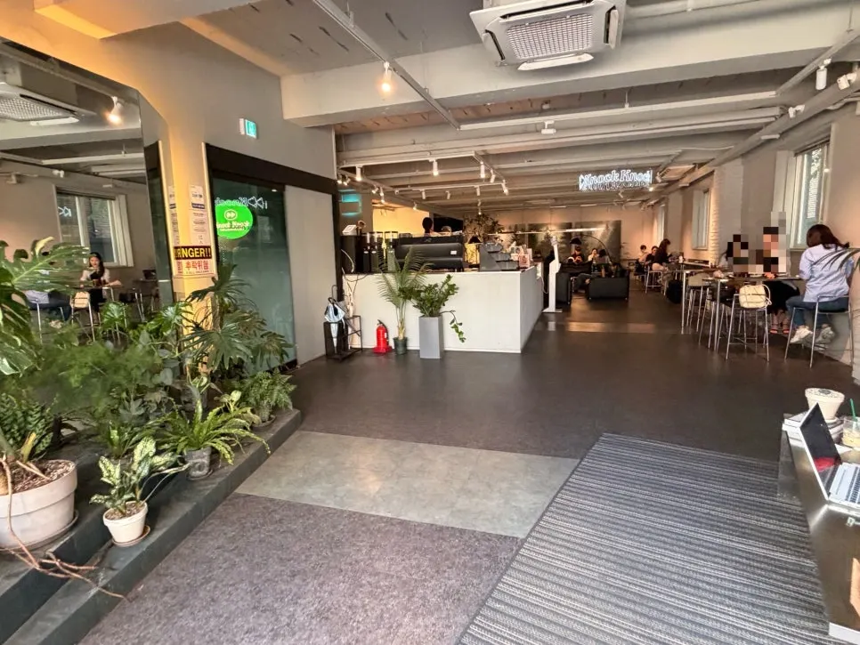 Spacious first-floor area at Noknok