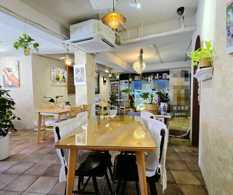Window seating at Pastiar