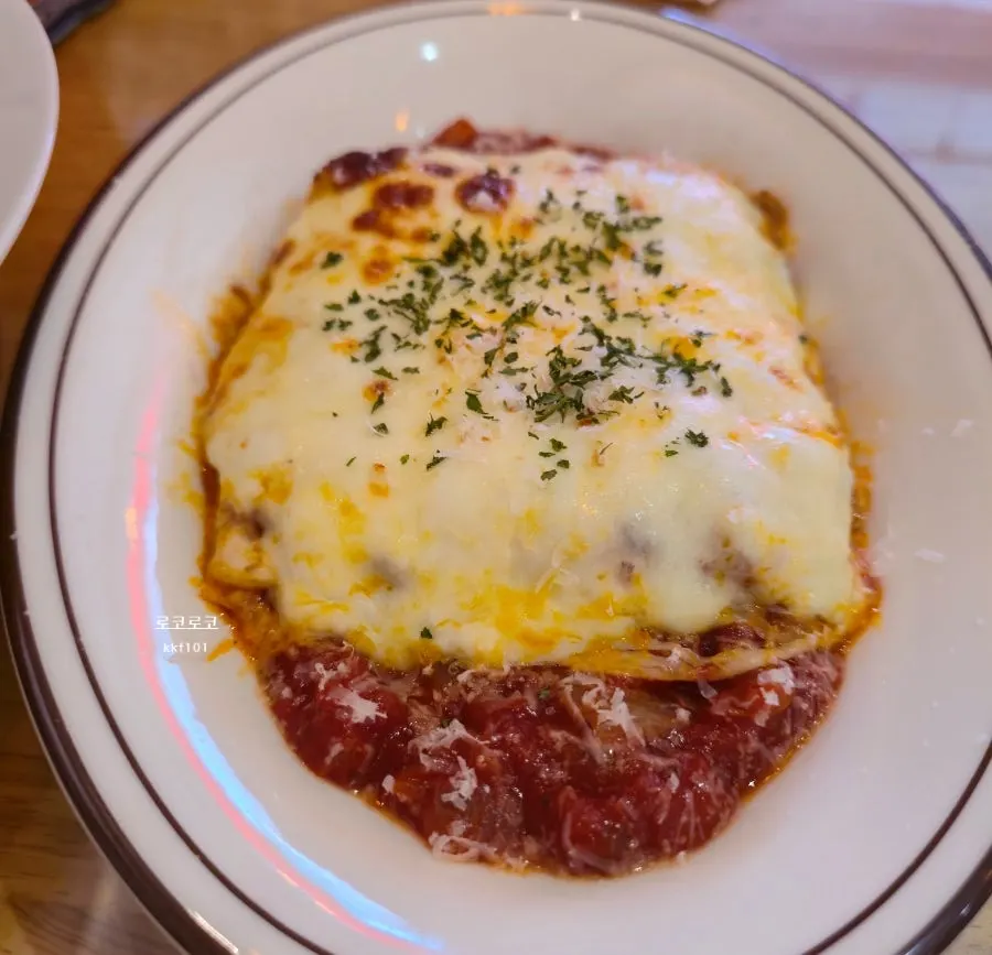 Lasagna with cheese and ragu sauce
