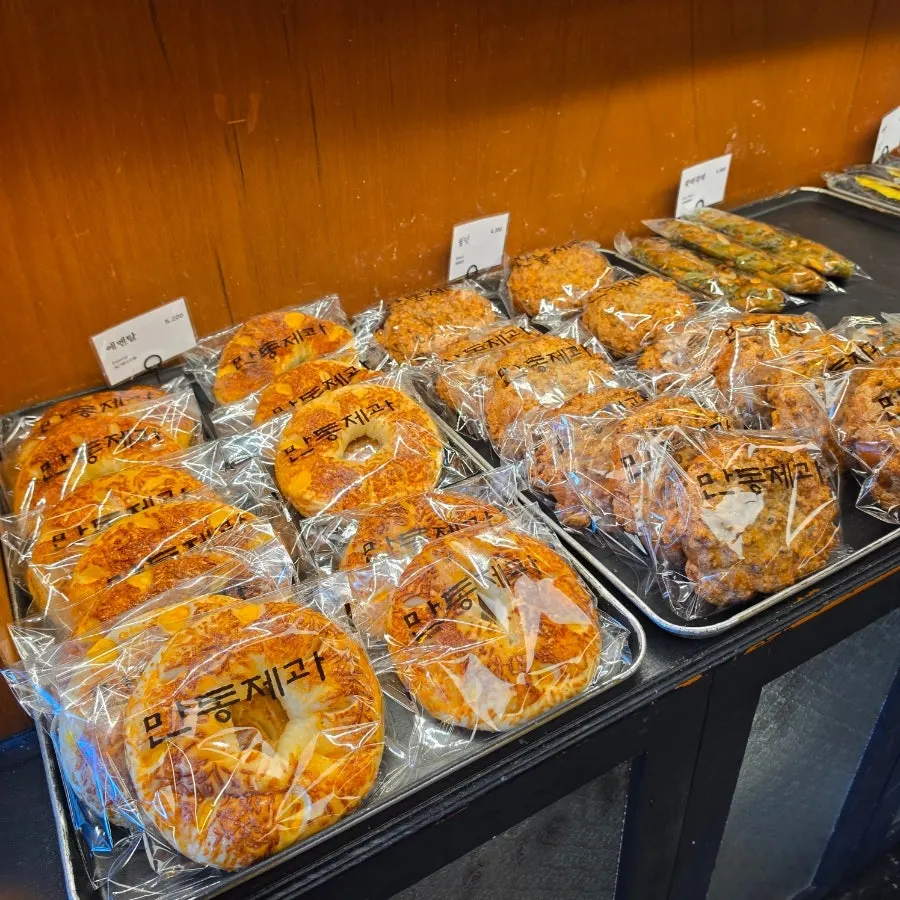 Mandong Jegwa bread display