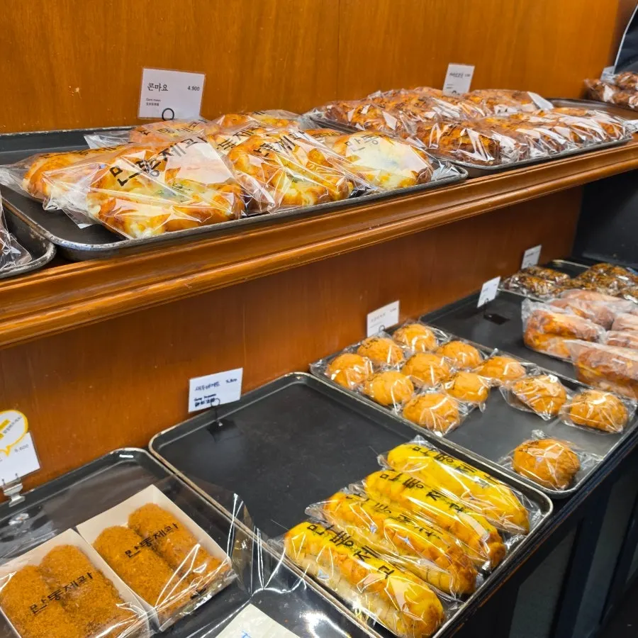 Mandong Jegwa bread display