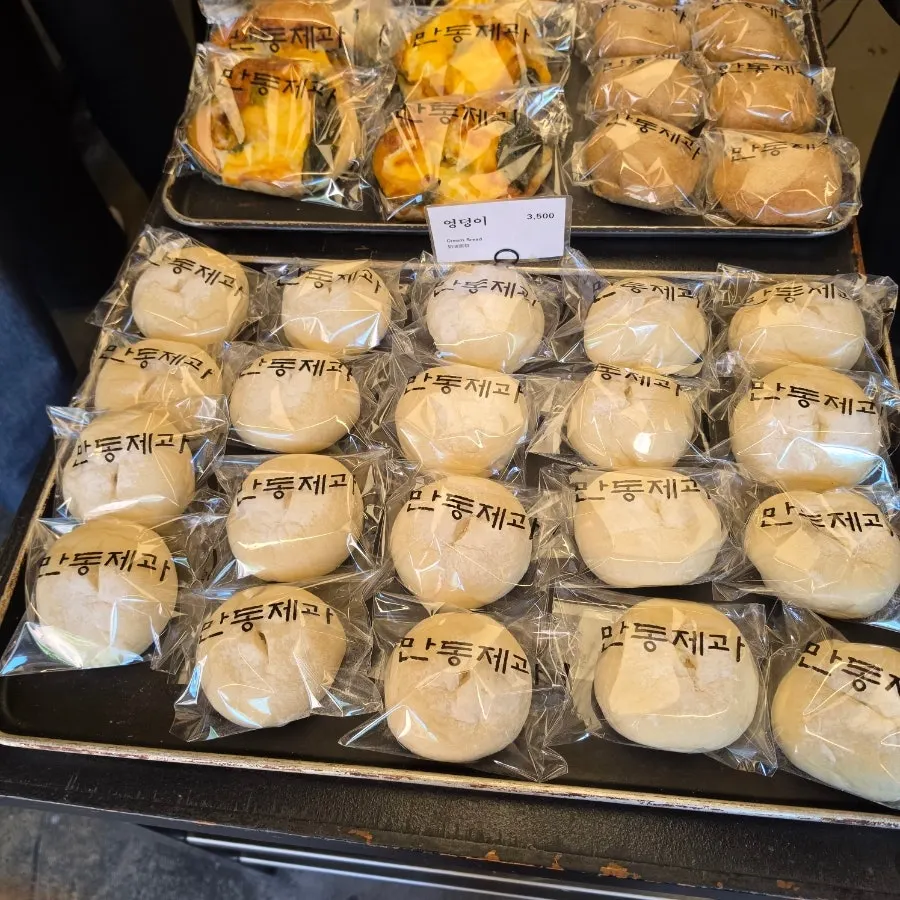 Mandong Jegwa bread display