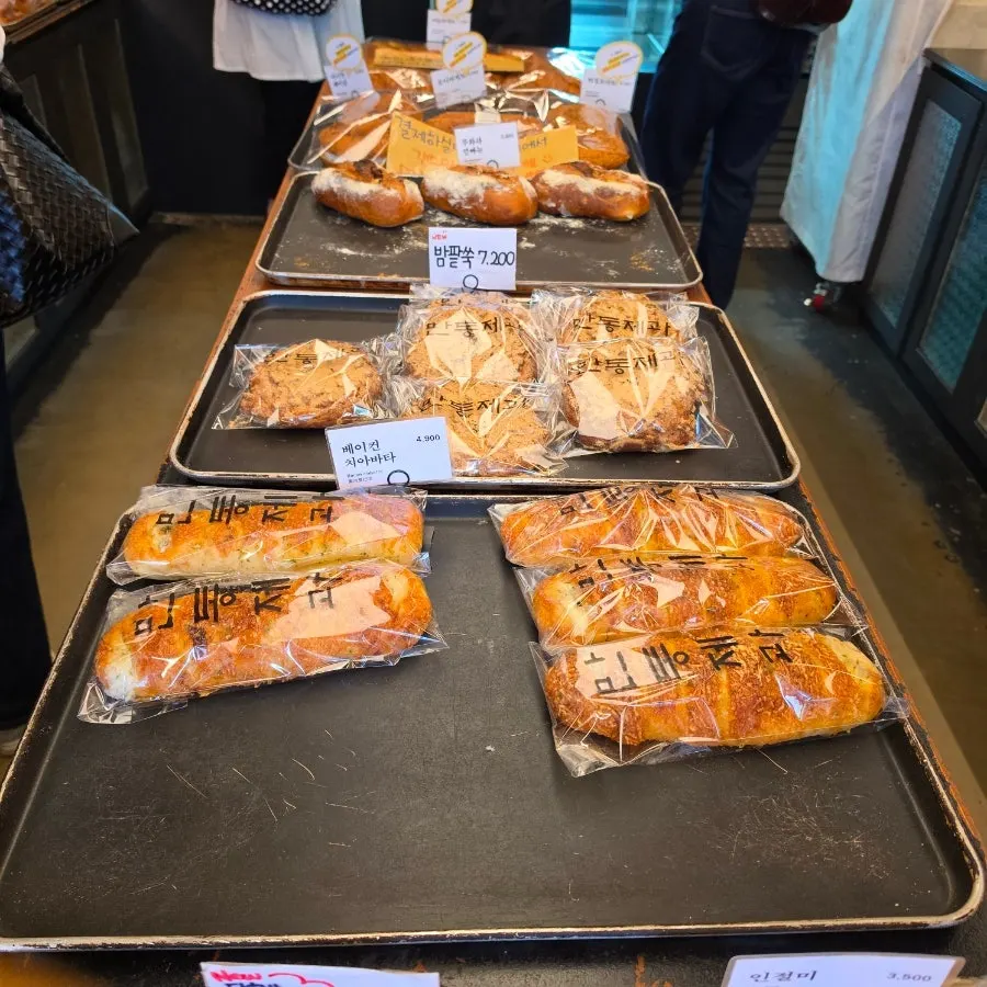 Mandong Jegwa bread display