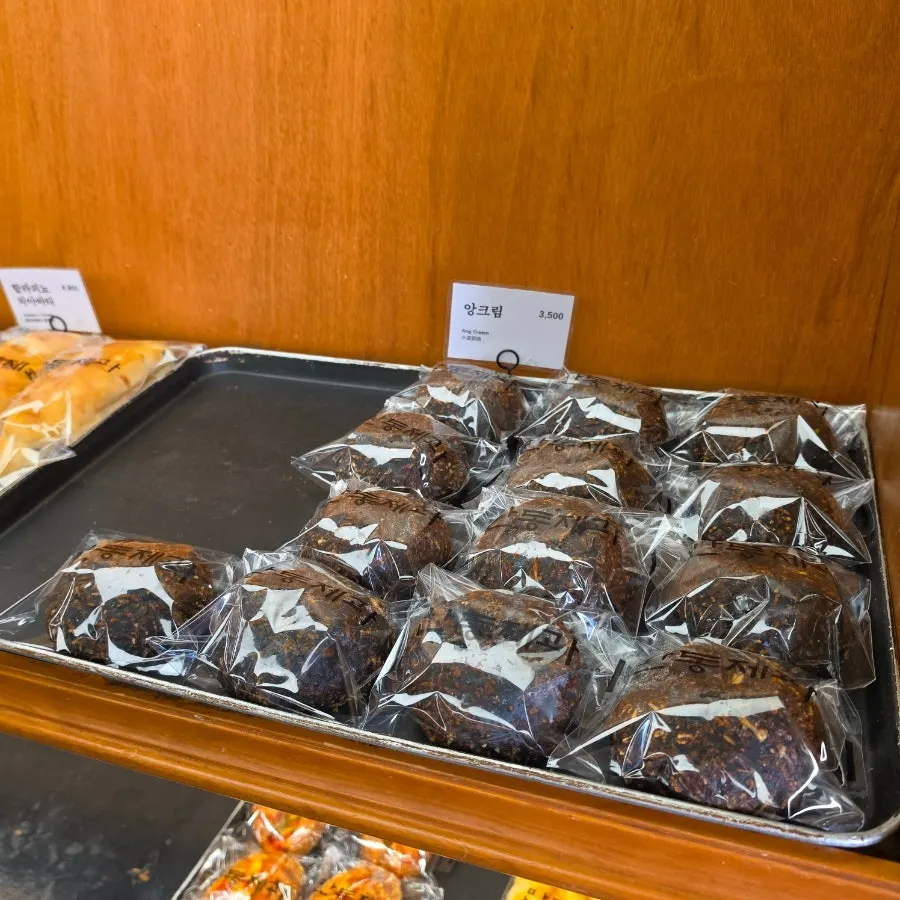 Mandong Jegwa bread display