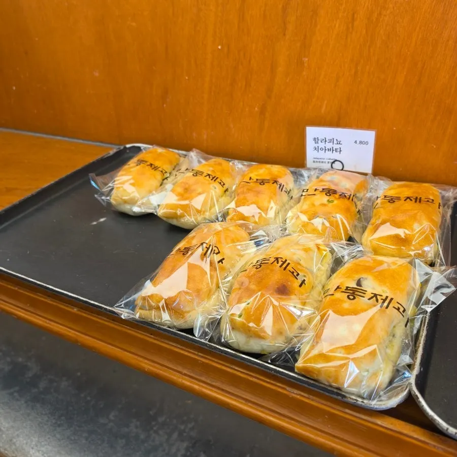 Mandong Jegwa bread display