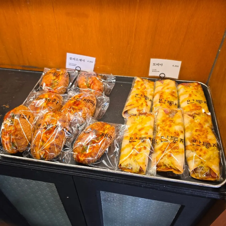 Mandong Jegwa bread display