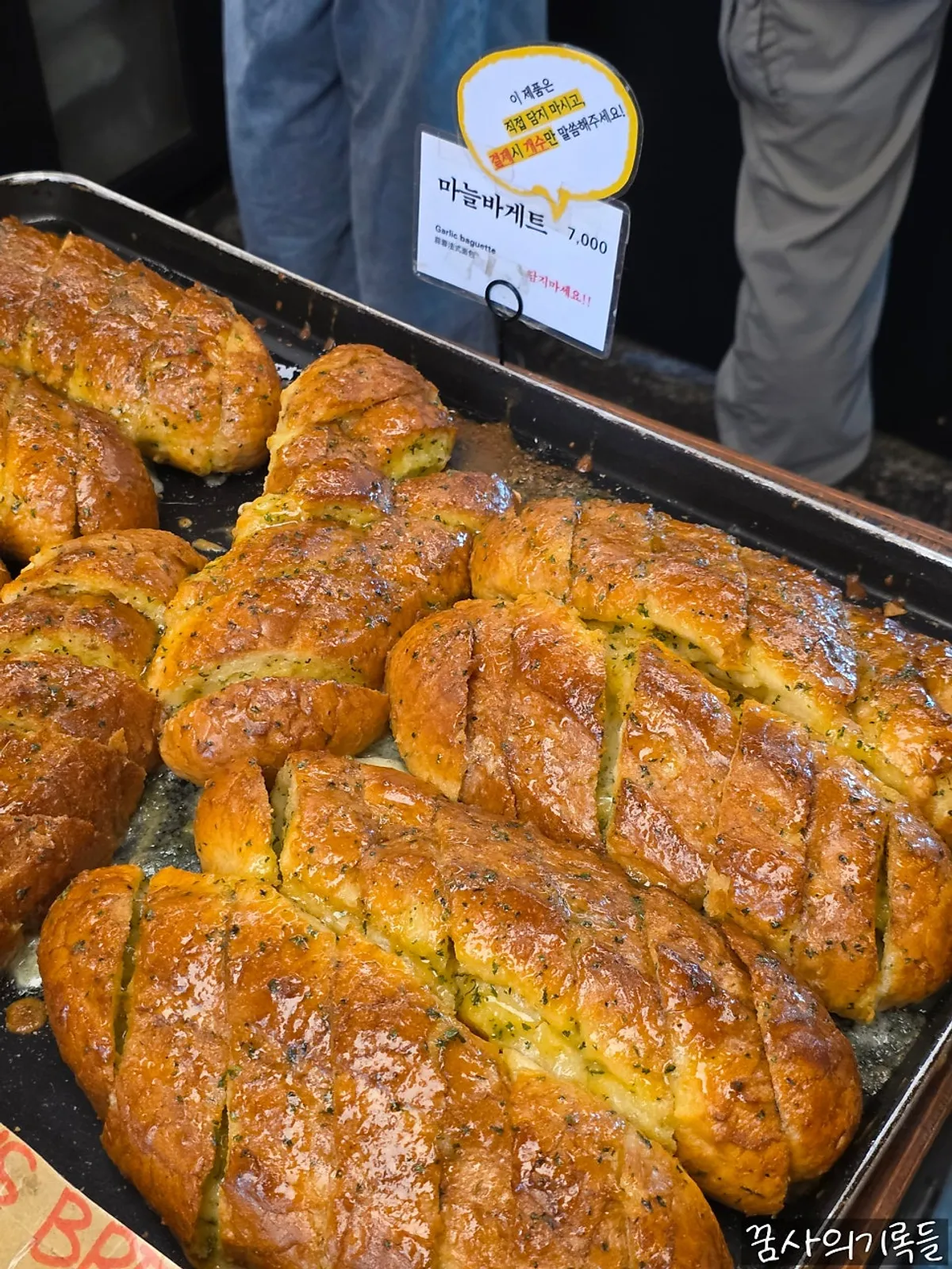 Close-up of Mandong Jegwa's garlic baguette