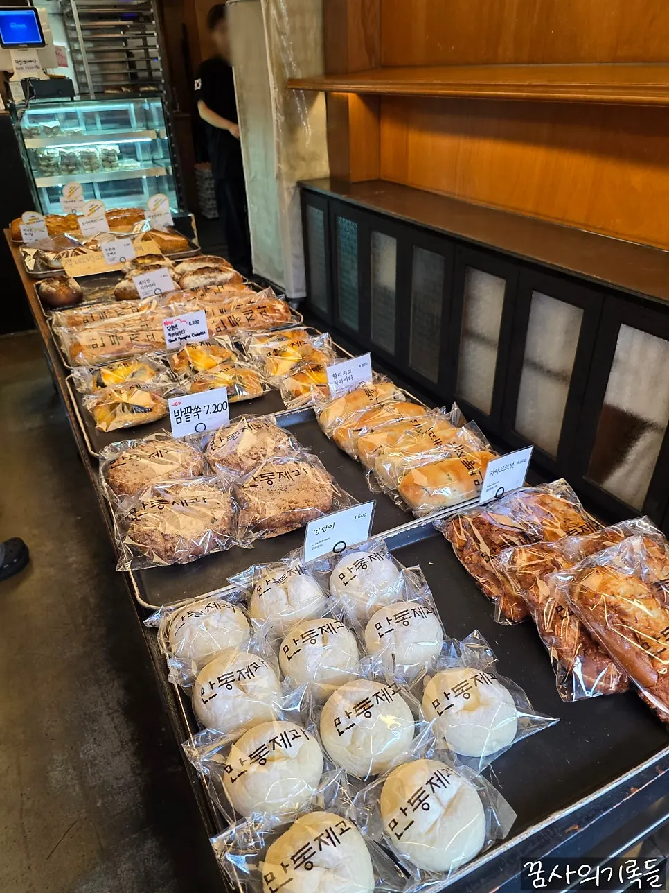 View of bread displayed inside Mandong Jegwa
