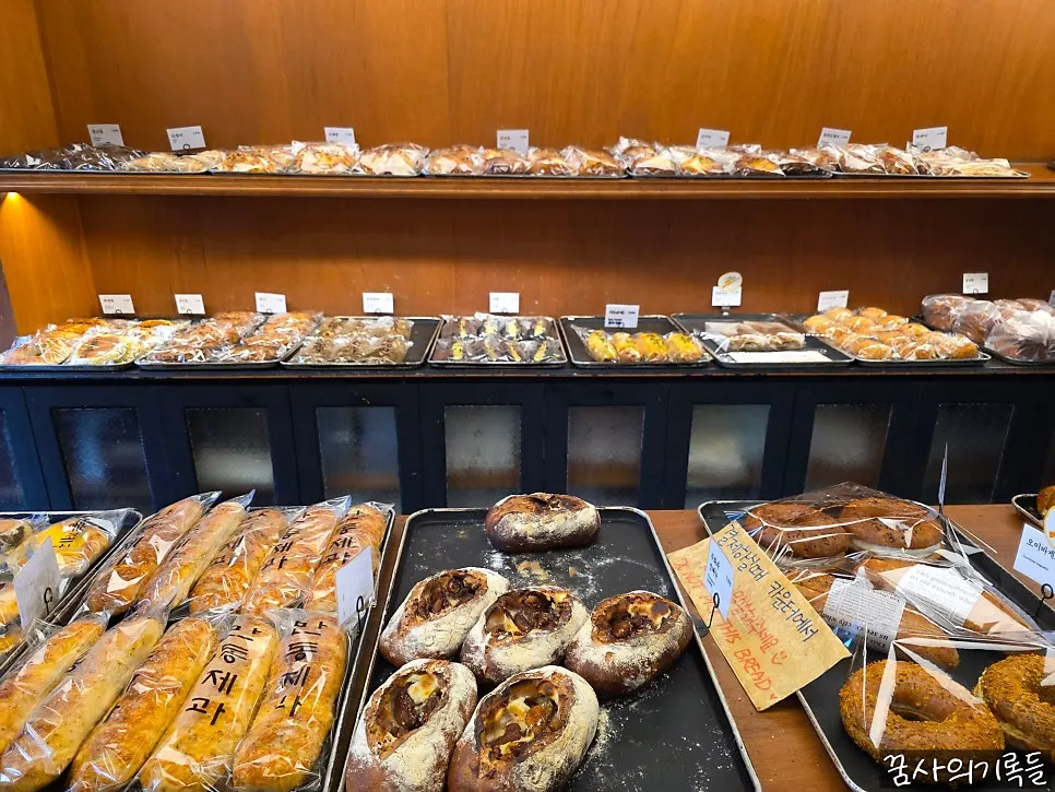 Interior of Mandong Jegwa packed with bread