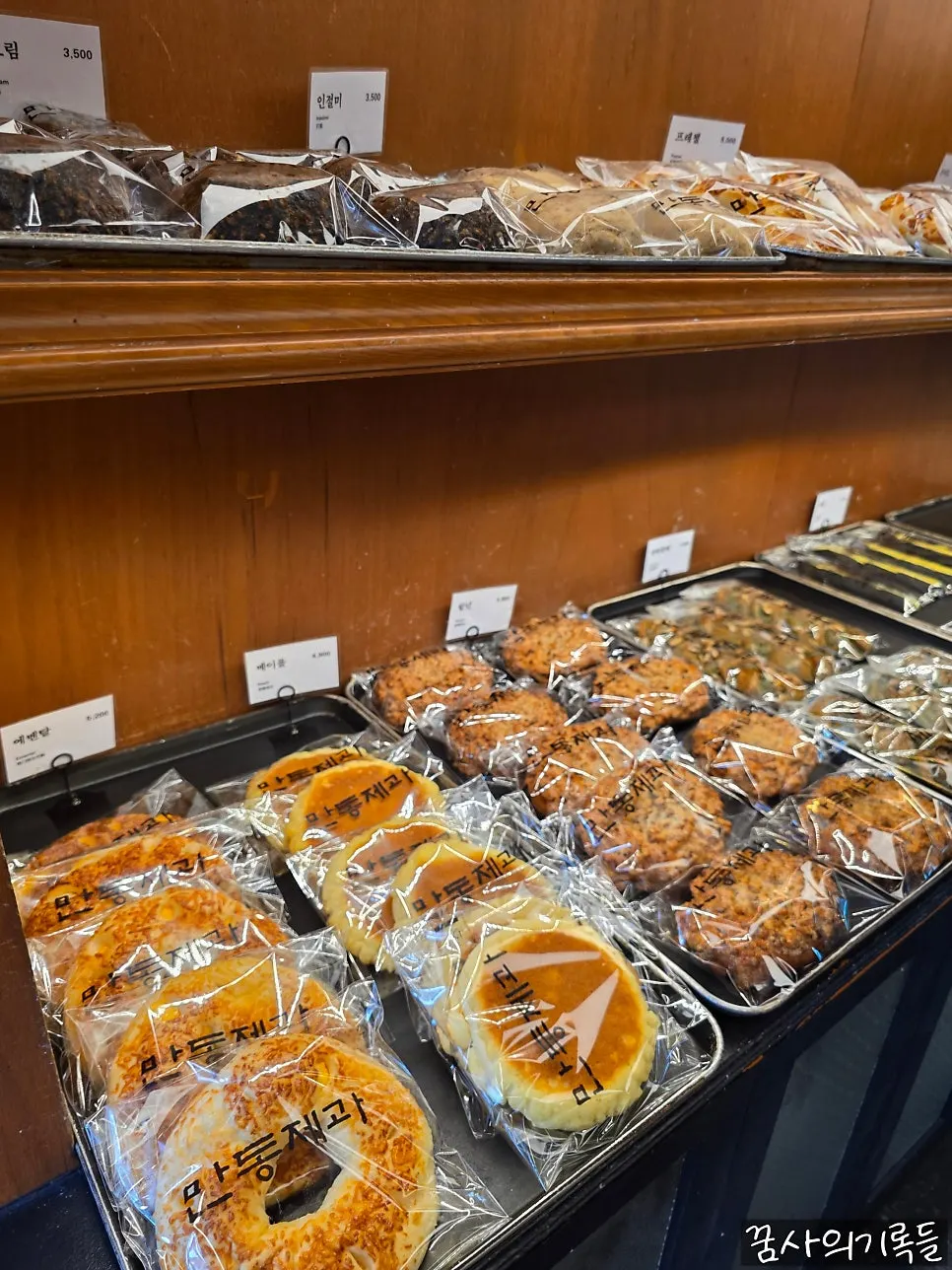 Various breads on shelves at Mandong Jegwa