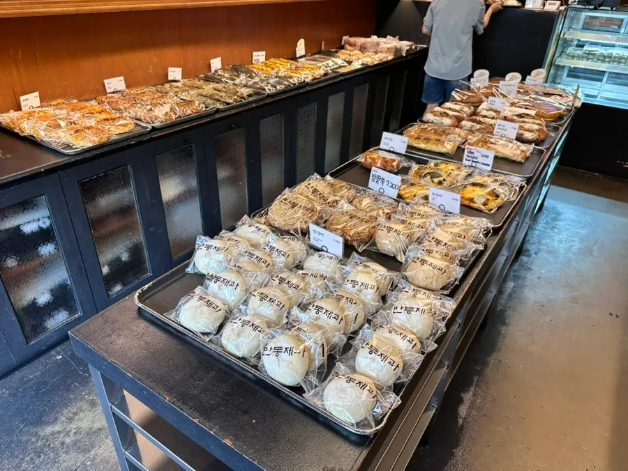 Bread displayed on trays at Mandong Jegwa