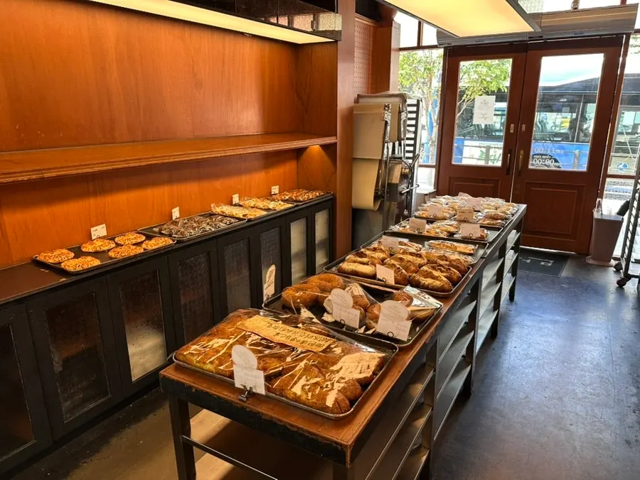Freshly baked bread on the display shelf at Mandong Jegwa