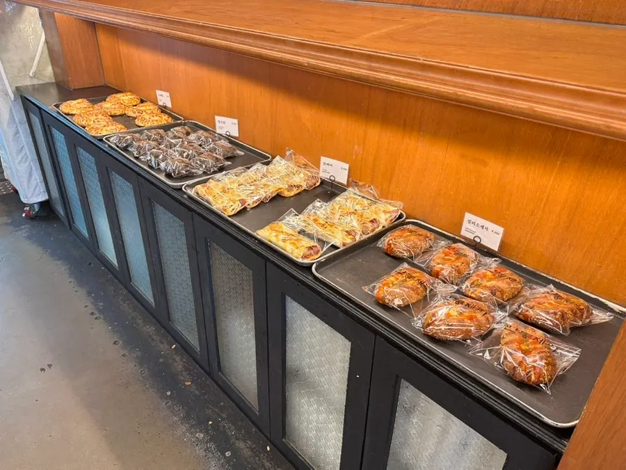 Full view of the bread display inside Mandong Jegwa