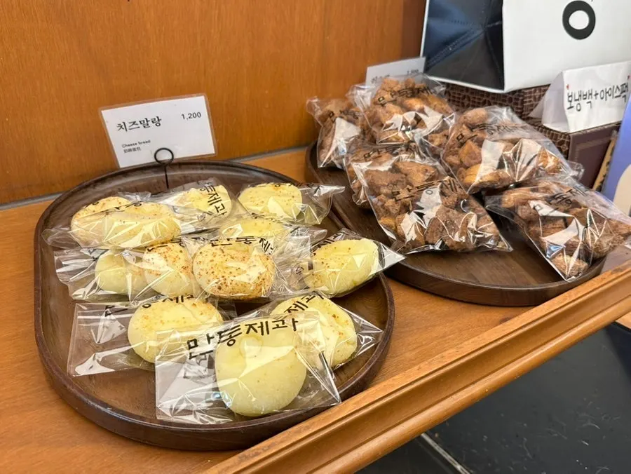 Display of popular items including garlic baguette at Mandong Jegwa
