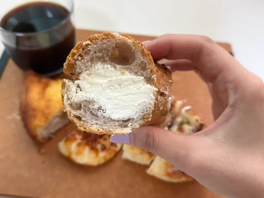 Cross-section of Mandong Jegwa's onion bagel packed with cream cheese