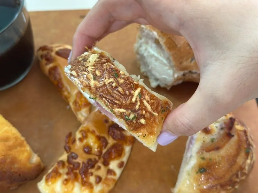 Cross-section of Mandong Jegwa's pretzel with cream cheese filling