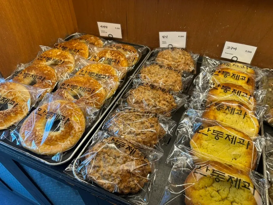 만동제과 매장 안 빵 진열대