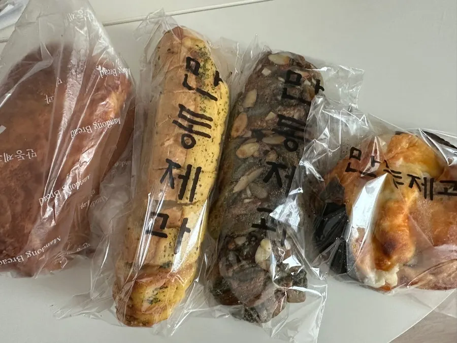 어니언베이글과 마늘바게트 등 베스트 메뉴 진열