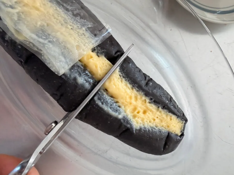 커스터드 크림이 든 먹물빵