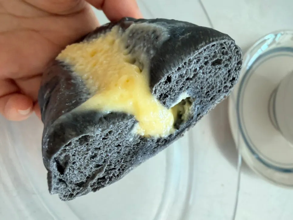 반으로 잘라 먹은 먹물빵