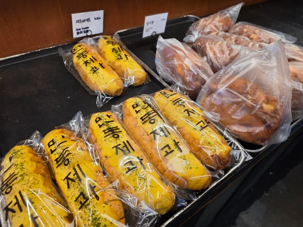 만동제과 시그니처 마늘바게트 진열 모습