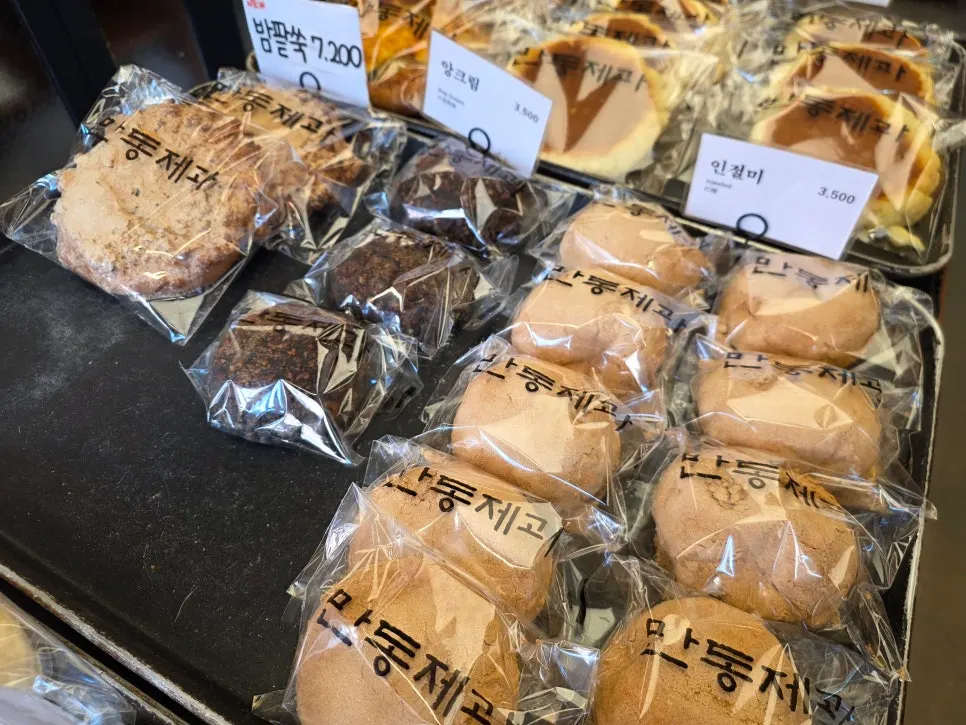만동제과 베이커리 진열 가로 컷