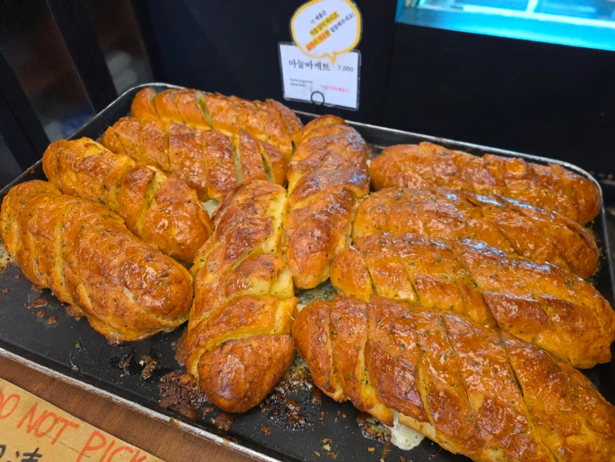 만동제과 마늘바게트와 여러 종류의 빵