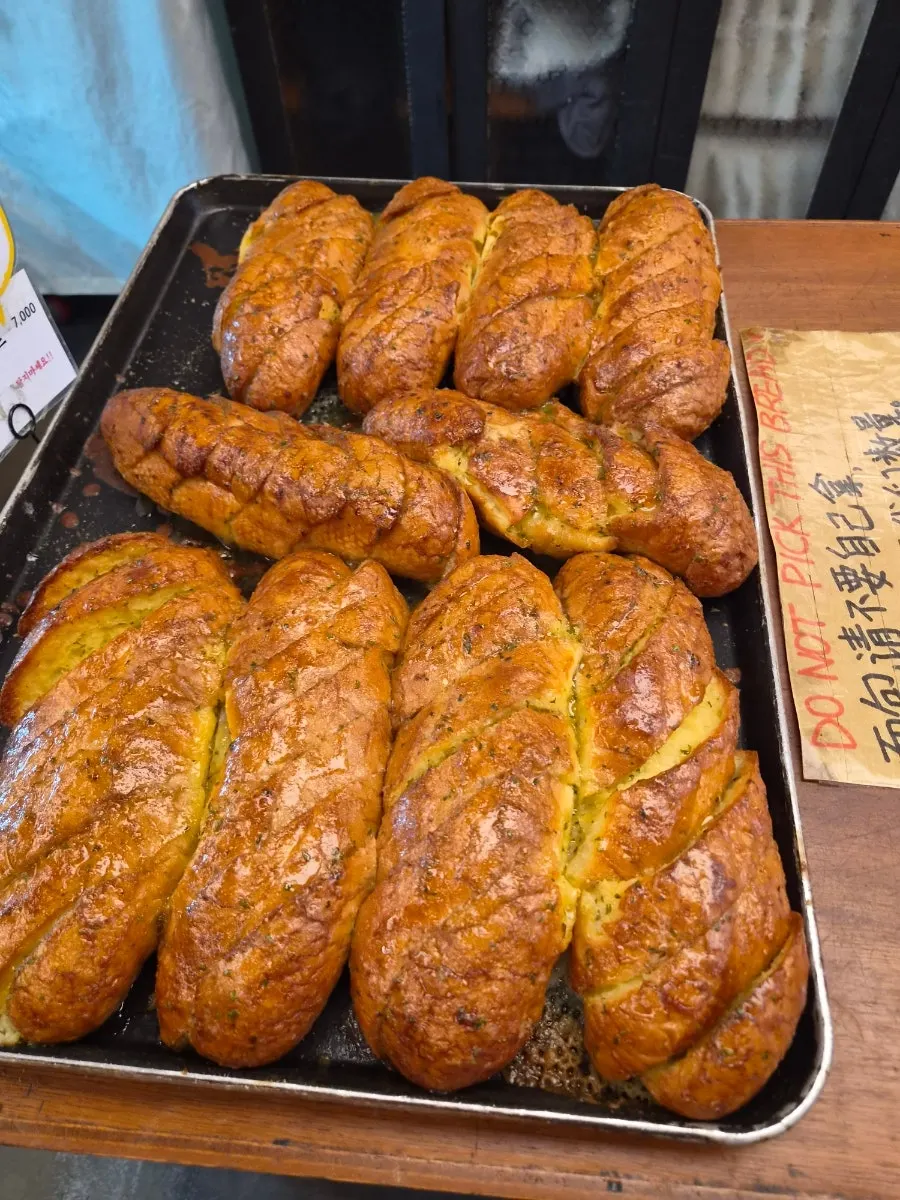 진열대에 놓인 마늘바게트