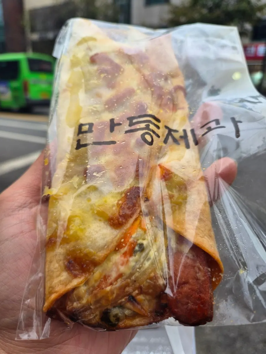 소시지와 양파, 치즈가 올라간 또띠아
