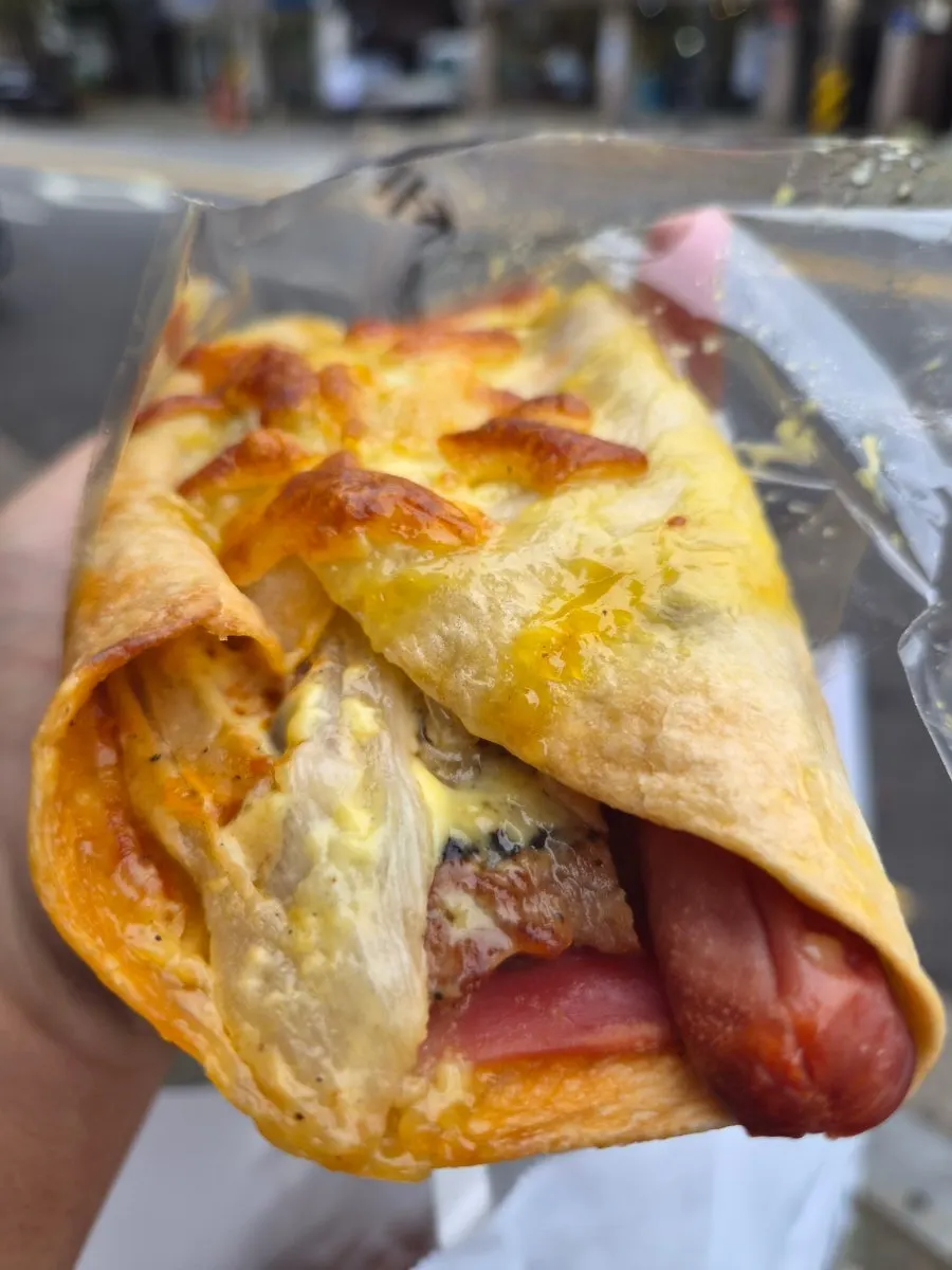 접시에 놓인 조리빵 또띠아 한 조각