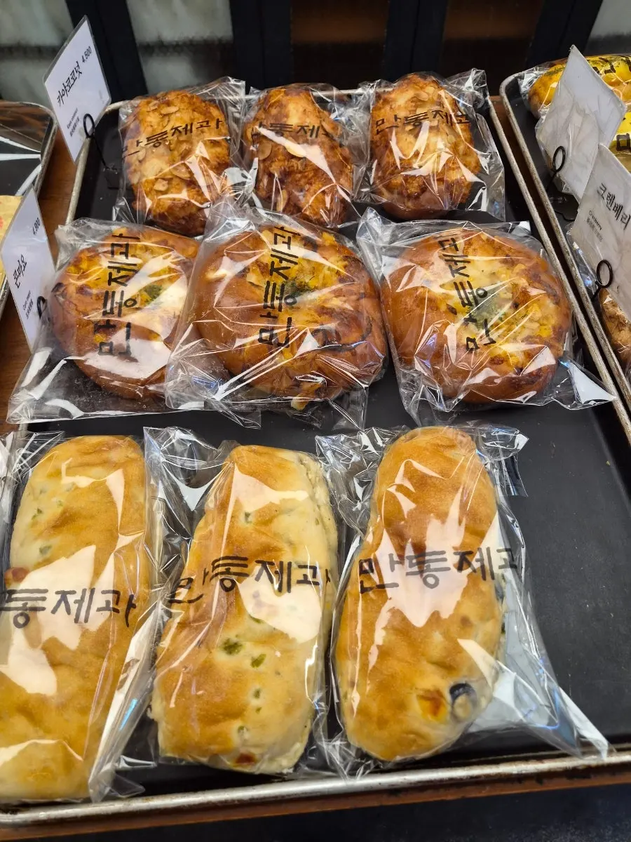 커피와 함께 놓인 카푸치노빵