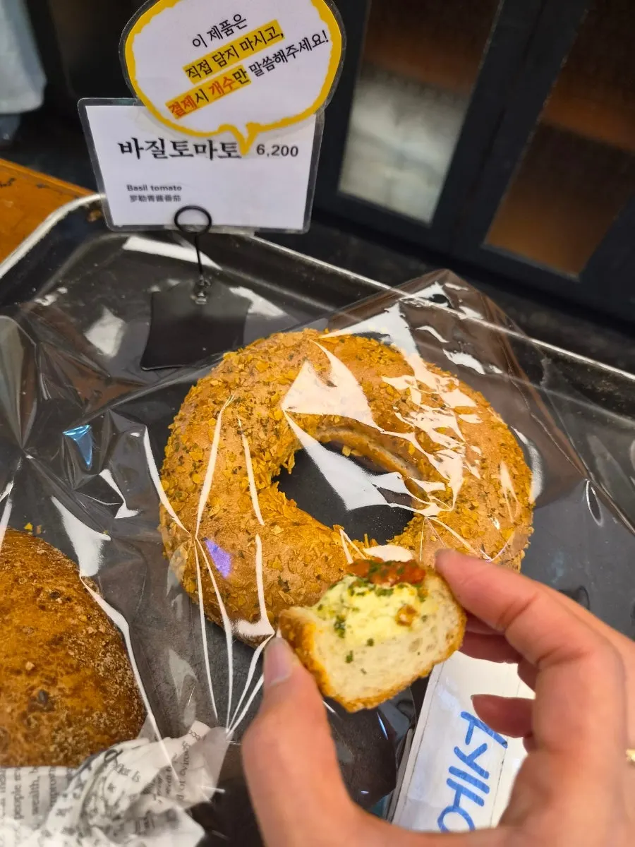 평일 낮 포장 손님으로 붐비는 만동제과 매장 내부