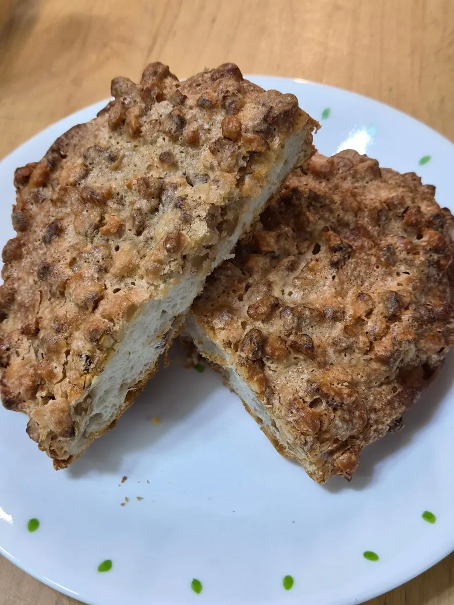 호두가 씹히는 월넛브레드 클로즈업