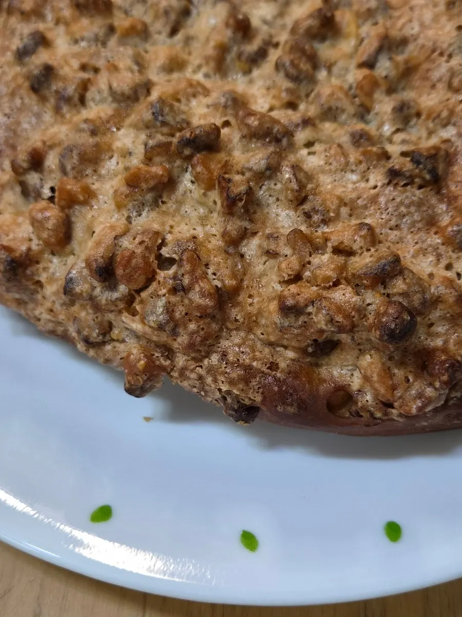 접시에 담은 만동제과 월넛브레드