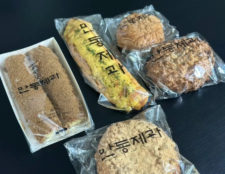Freshly baked bread on display at Mandong Jegwa Yeonnam Branch