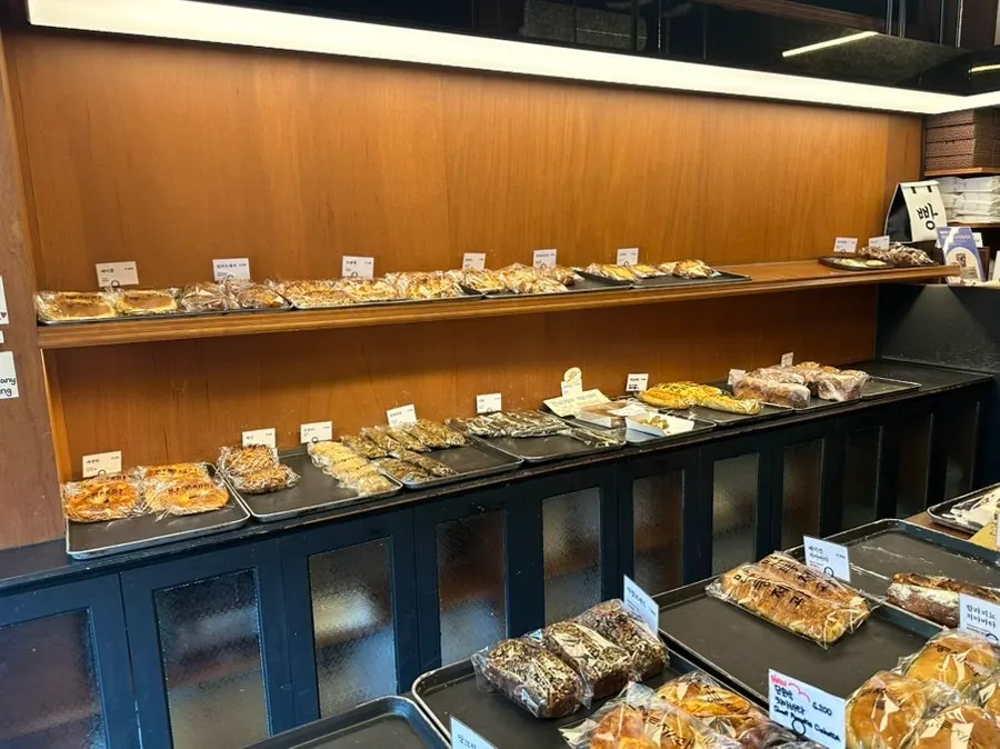 Bread display shelves inside Mandong Jegwa Yeonnam Branch