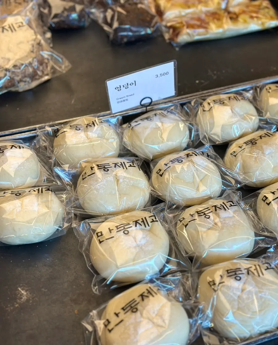 Butt bread and chestnut-red bean-mugwort loaf display corner