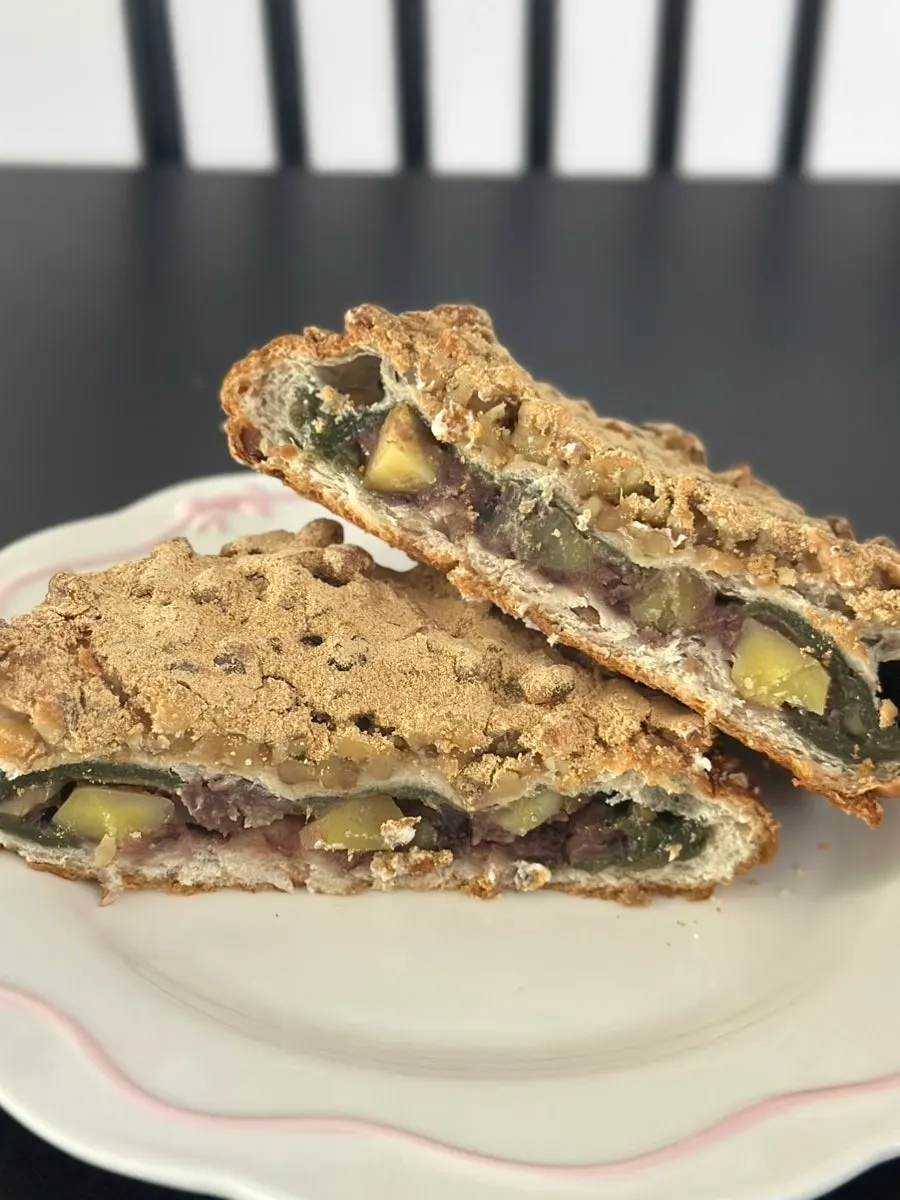Chestnut-red bean-mugwort bread sprinkled with soybean powder